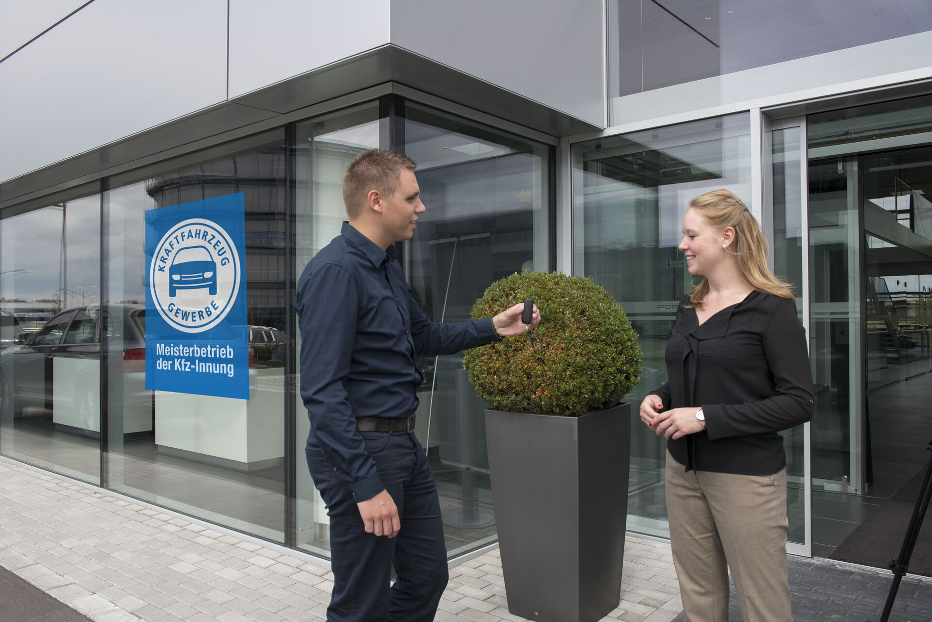 [Die Schaltzentrale im Autohaus –]  Du hältst die Fäden in der Hand!